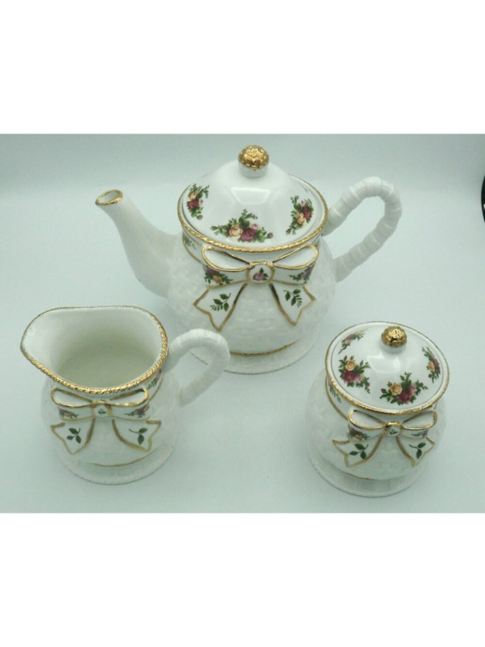 Royal Albert Christmas Old Country Rose Basket Weave 5 piece Tea Set - Picture 2 of 16